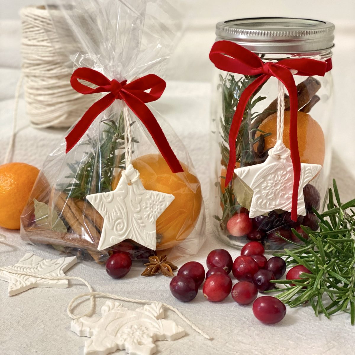 DIY simmer pot gifts, one in a clear bag and another in a mason jar.