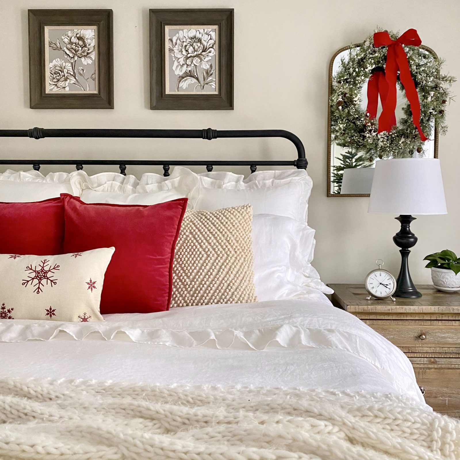 Christmas Decor In The Bedroom - Cali Girl In A Southern World